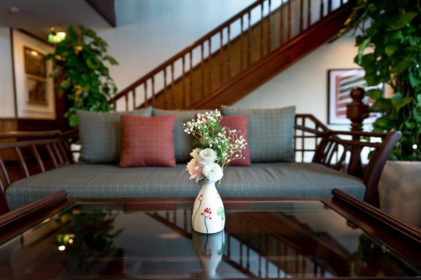 What are the secrets to baking a moist and fluffy lemon drizzle cake?